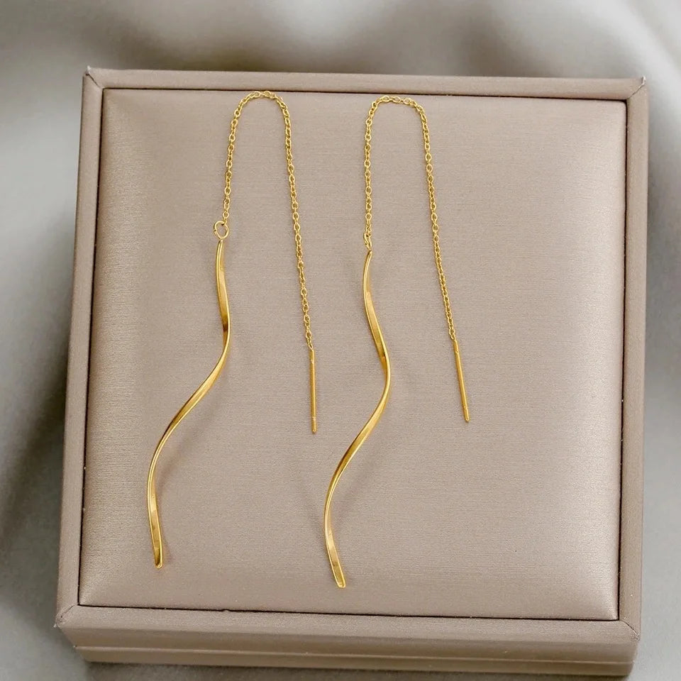 Elegant gold earrings