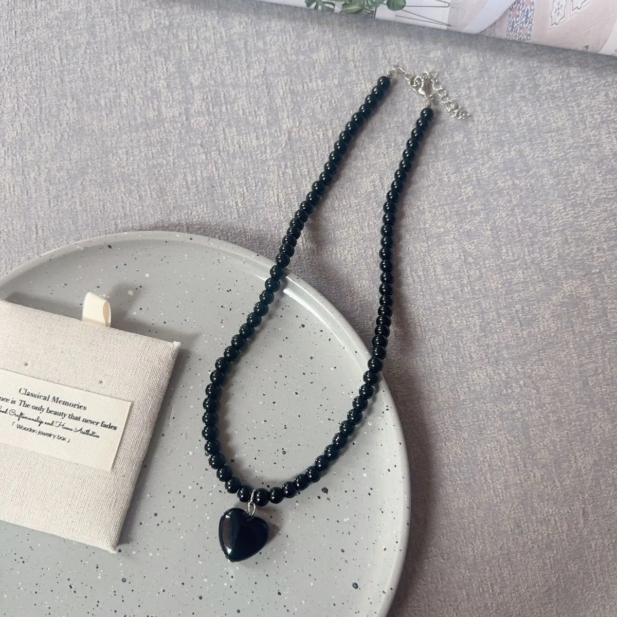 Amora Choker